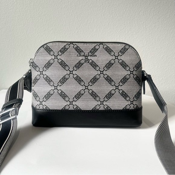MICHAEL KORS-NWT Jet Set Charm Black Crossbody Bag Black and White Thick Strap - Picture 1 of 10